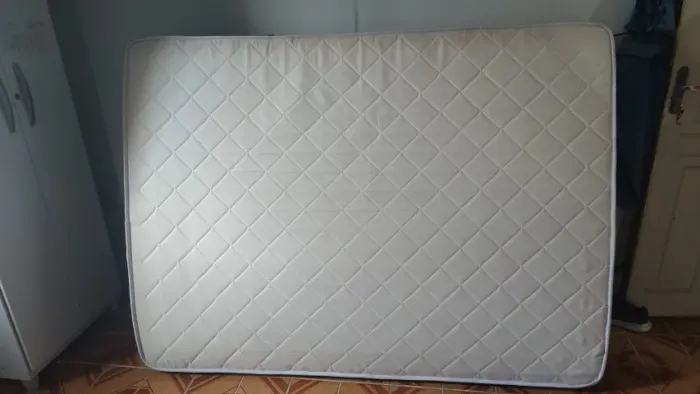 Vendo colchão de solteiro novo e um de casal usado