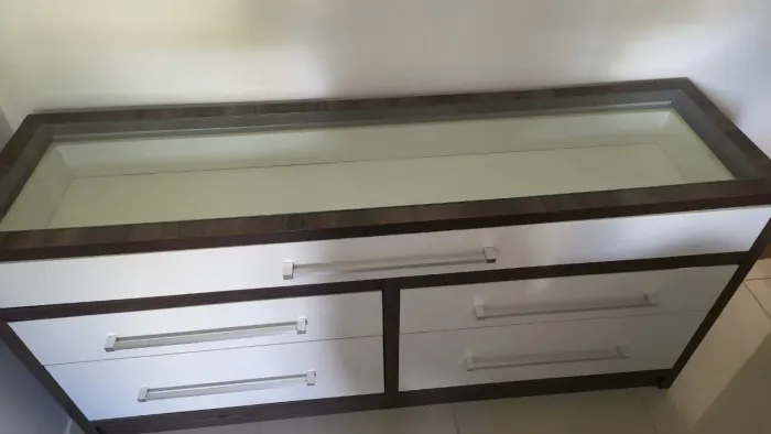 Cômoda com tampo em vidro