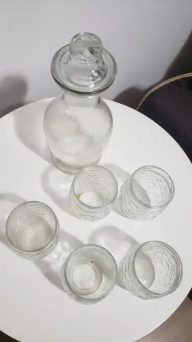 Garrafa com 5 copos para bebidas diversas