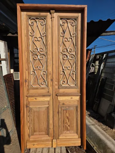 Porta Pinho de Riga antiga restaurada rústica de