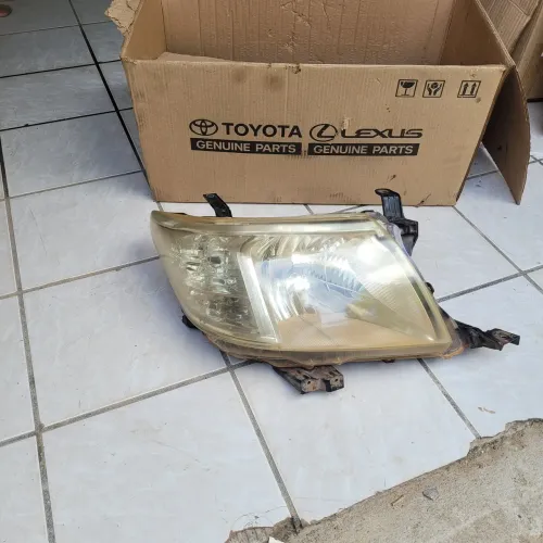 Vende se um farol da hailux 2006 2010 lado direito