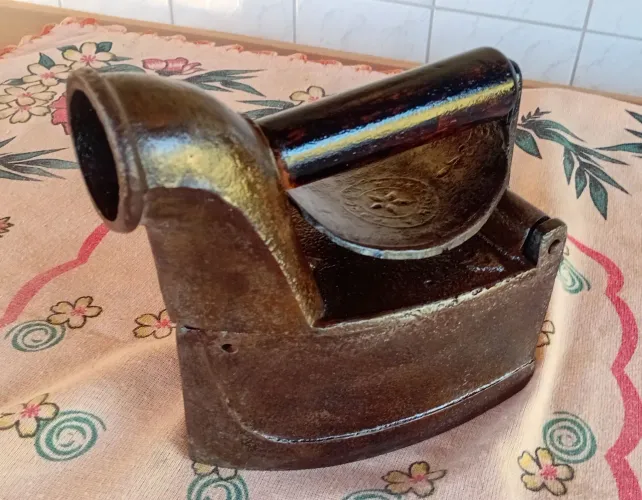Antigo ferro de passar roupa a brasa / carvão da vovó para coleção, guarda uso reliquia