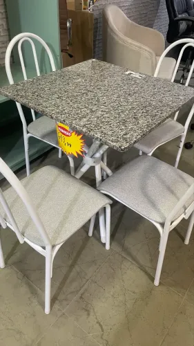 Mesa com 4 cadeiras  em granito 