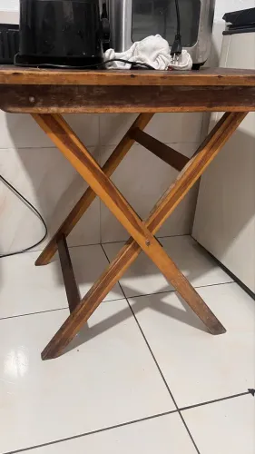 Conjunto de mesa co 4 cadeiras de madeira 