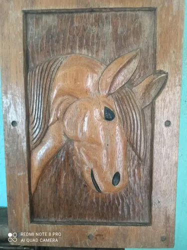 Cavalo entalhado a mão