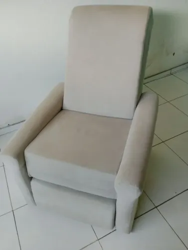 Vendo poltrona do papai. Usada, porém ótimo estado. Valor R$450,00 reais. 