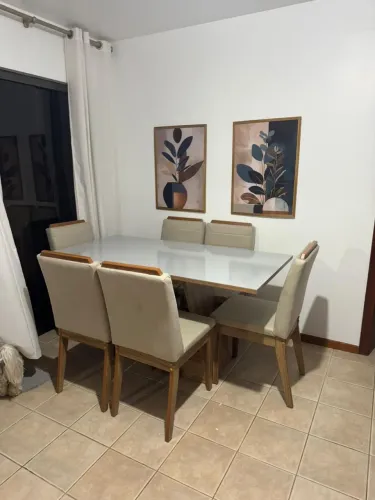 MESA DE JANTAR COM 6 CADEIRAS ( 5 meses de uso )