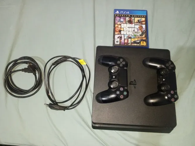 Vende-se PS4 usado com GTA 5 Premium Edition, com 2 controles e cabos inclusos.