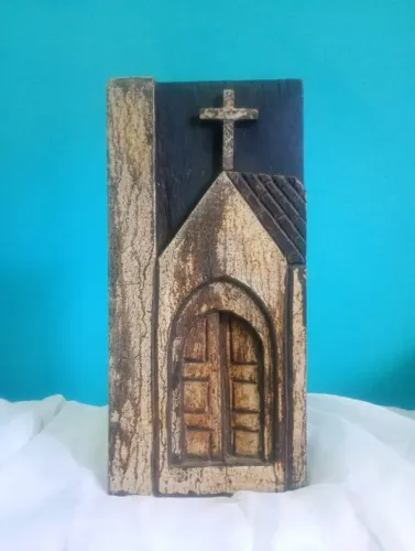 Arte popular - placa de parede entalhada em madeira - A Igreja  
