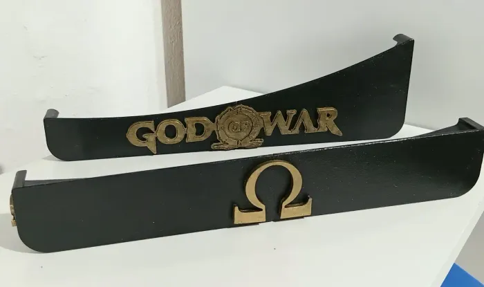 SUPORTE HORIZONTAL para PLAYSTATION 5 God of War. Aqui na LOJA FABGAMES