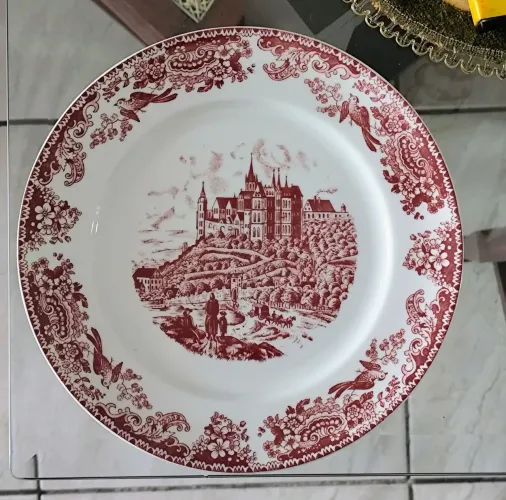 Lote: 8 pratos rasos, porcelana Real.