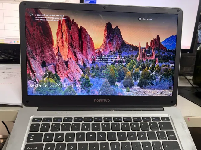 Netbook positivo Motion q 232a marcas de uso carcaça desgastada
