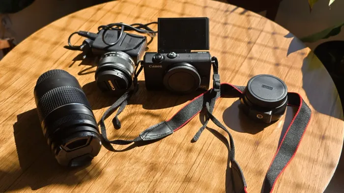 Kit de fotografia c/ Canon EOS M200 + Lentes Canon 15-45mm & Canon EF 75-300mm + adaptador