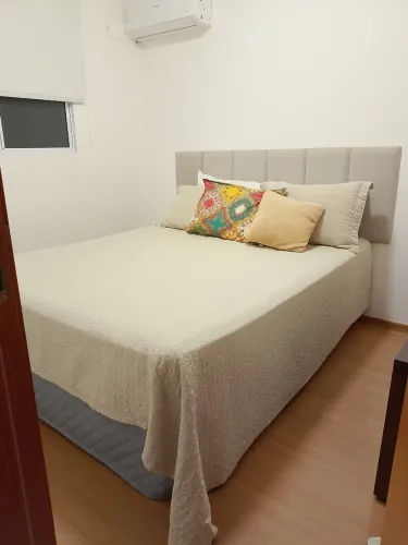 Cama Queen semi nova. Ótimo estado,pouco tempo de uso.