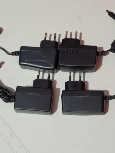 lote com 4 fontes de alimentação de 12V 