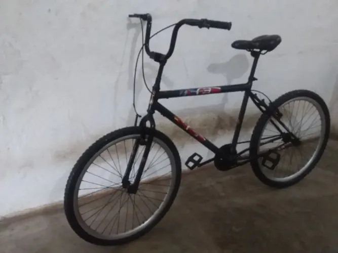 Vende-se uma bicicleta grande aro 26 Caloi nota fiscal pintura nova valor 220 Reais.