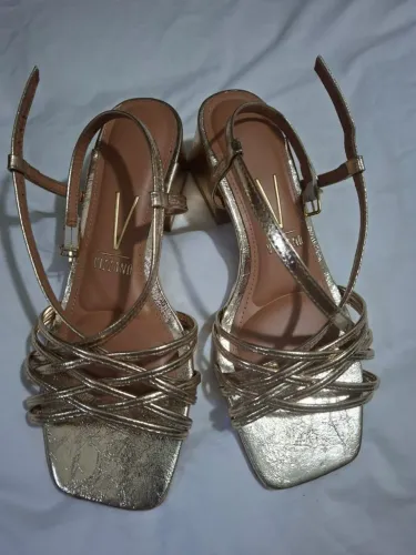 Sandália / sapato com salto dourada