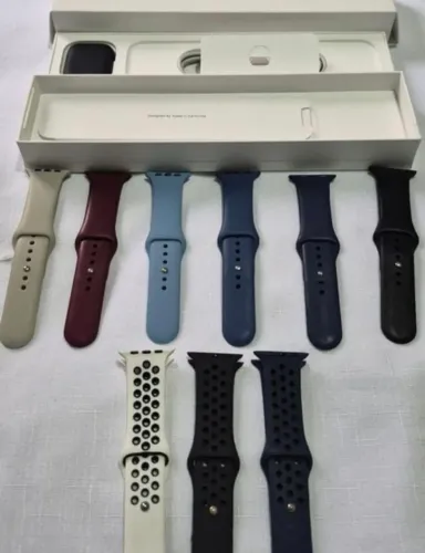 Apple watch 7 45mm com um carregador e nove pulseiras extras