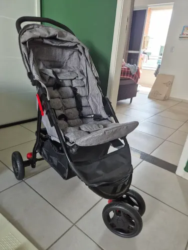 Vendo Carrinho de Bebê Cosco (Usado e excelente estado de uso)