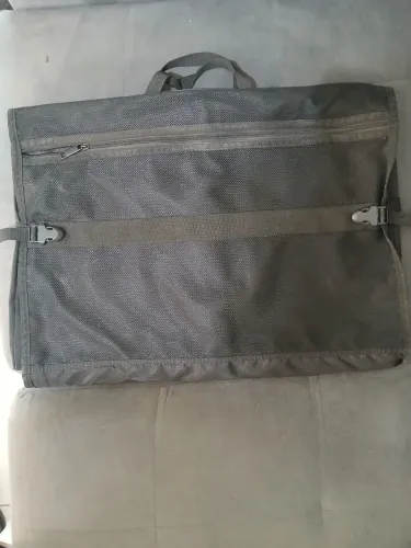 Porta terno na forma de bolsa/pasta de mão marca Lansay 