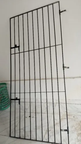 Grade metálica de porta