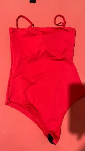 Body vermelho