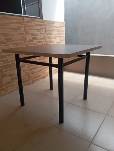 Mesa com base de metal e tampo de MDF 