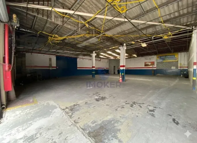 Galpão comercial no Centro de Suzano/SP; 200 m²; 15 m de fachada; 3 m de pé direito.