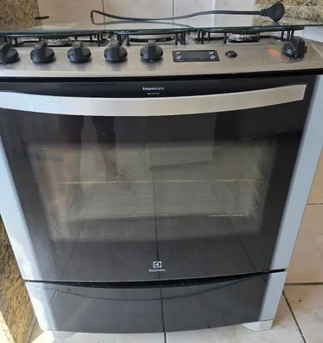 Fogão Electrolux com 5 bocas