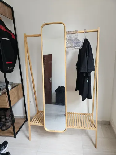 Arara de roupas com espelho em madeira/bambu