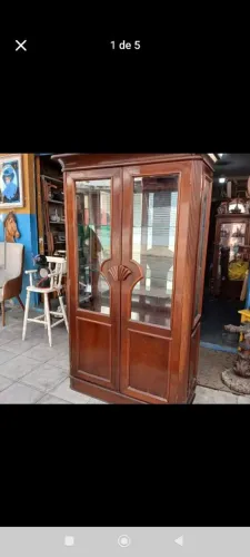 Antiga cristaleira em mogno