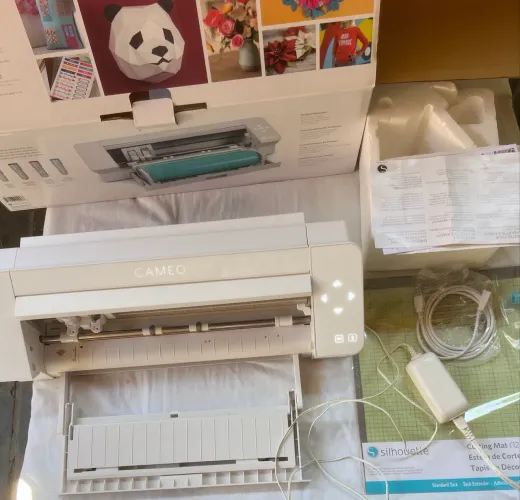 Silhouette Cameo 4 na caixa com todos acessórios