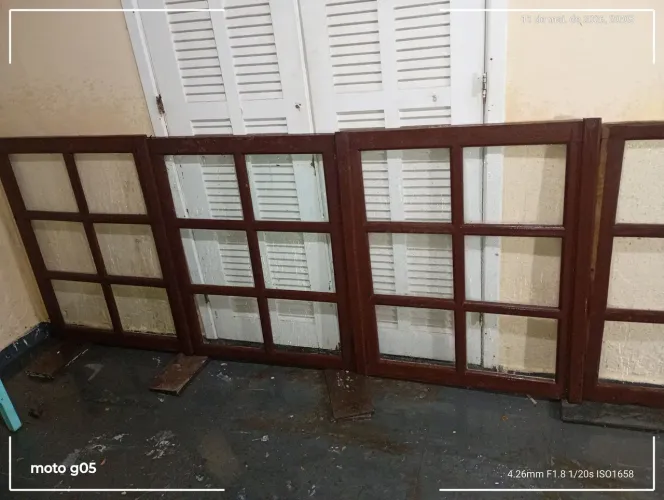 Janela madeira tenho pra duas janelas 120 cada unidade tenho 5 unidades