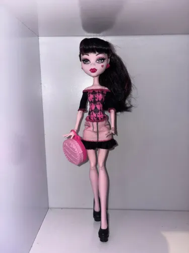 Draculaura Scaris (LER A DESCRIÇÃO POR FAVOR)