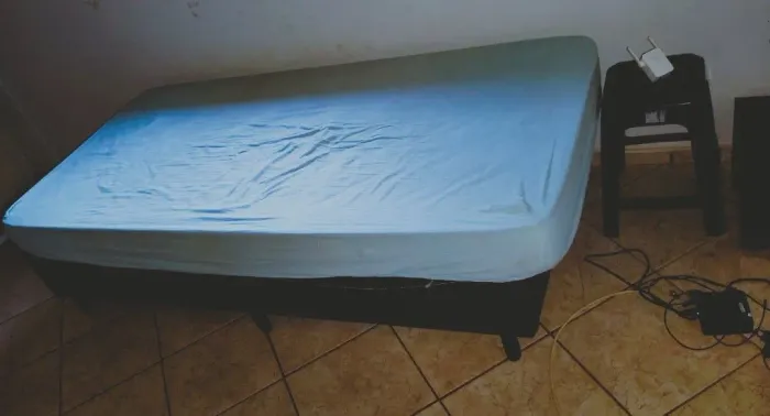 Cama de solteiro semi nova