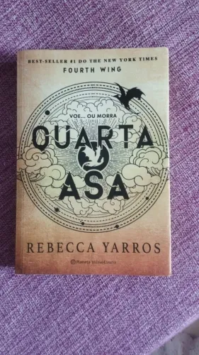 Livro Quarta Asa ( Capa Comum ) da autora Rebecca Yarros