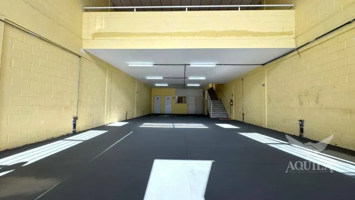 BARRACÃO 305M² - MEZANINO - 4 VAGAS NA FRENTE - PIAZZA DI ROMA - ZONA OESTE - SOROCABA / S