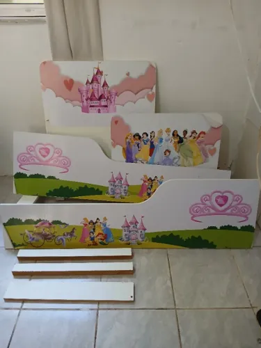 Cama infantil Princesas. Tamanho 1.30cmx0.66x altura cabeceira 0.8cm