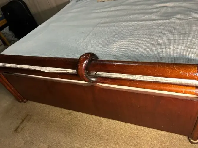 Linda cama de casal Queen size em madeira maciça (cedro). Sem colchão.