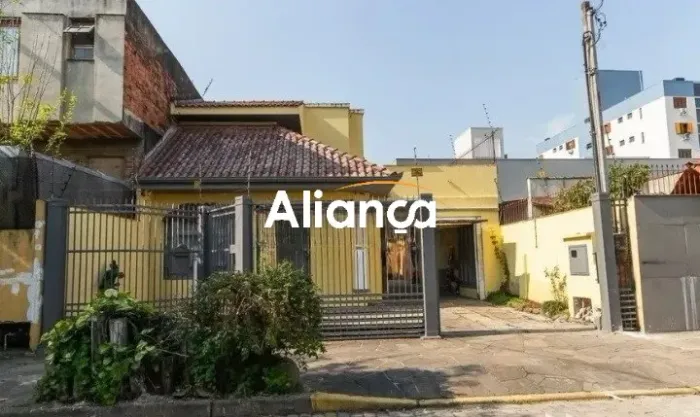 Casa para locação com 3 dormitórios, 1 suíte e 2 vaga de carro no bairro Santana em Porto