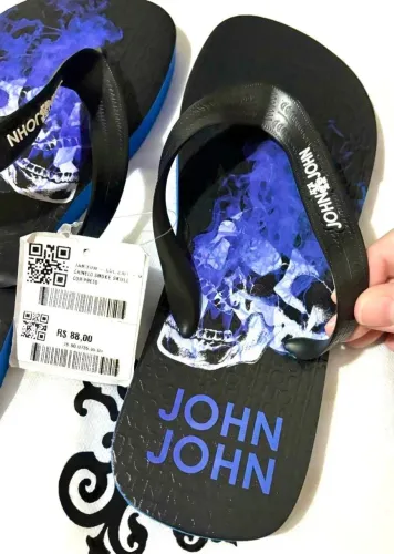 Chinelo NOVO, JOHN JOHN. Cor Preto.