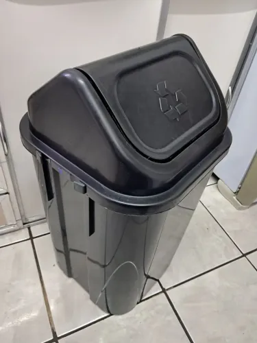 Lixeira Grande Basculante 60L Reforçada