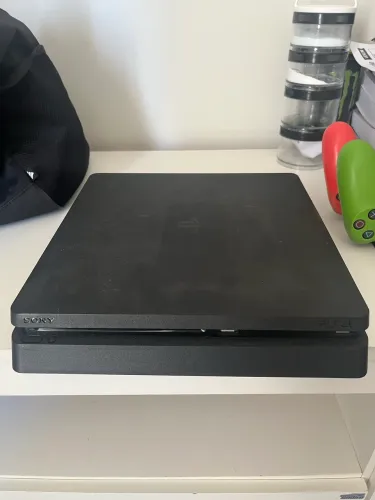 PS4 Slim 1T + Dois controles Originais + Base de Carregamento