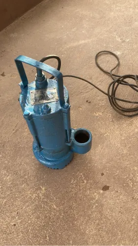 Bomba WEG Submersa em perfeitas condições - Rotor Fechado Monofásica 1/2 CV