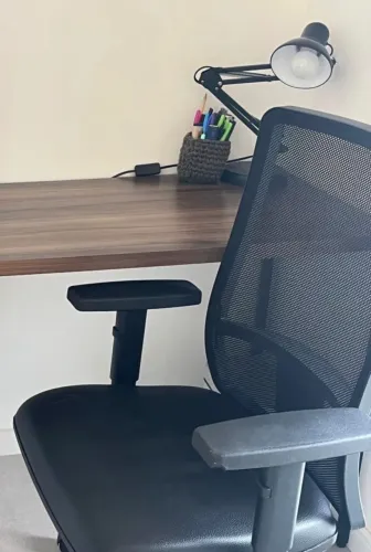 Cadeira de Escritório Ergonômica Mesh Preta - Semi Nova (Excelente Estado)