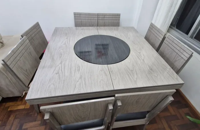 Mesa com Tampo giratório e 8 cadeiras