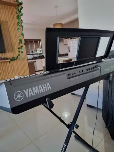 TECLADO YAMAHA PSR-S670 SEMINOVO COM SAMPLE - OPORTUNIDADE!