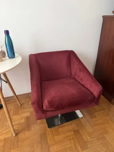 Poltrona Giratória Bordo/Vinho em Veludo e Base Cromada e reformada.