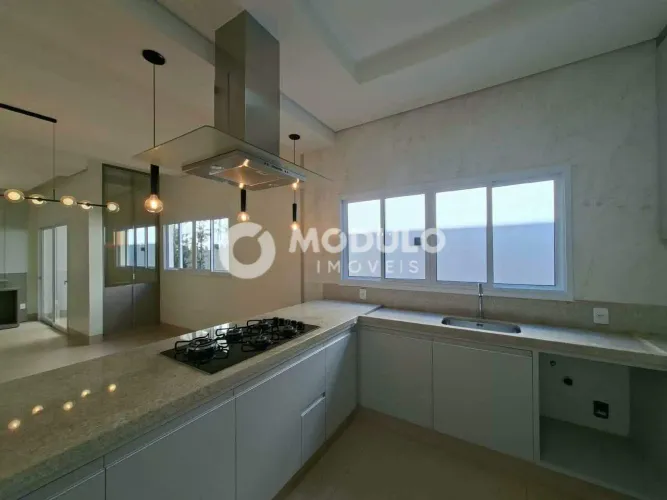 Casa residencial disponível para locação no bairro Shopping Park.