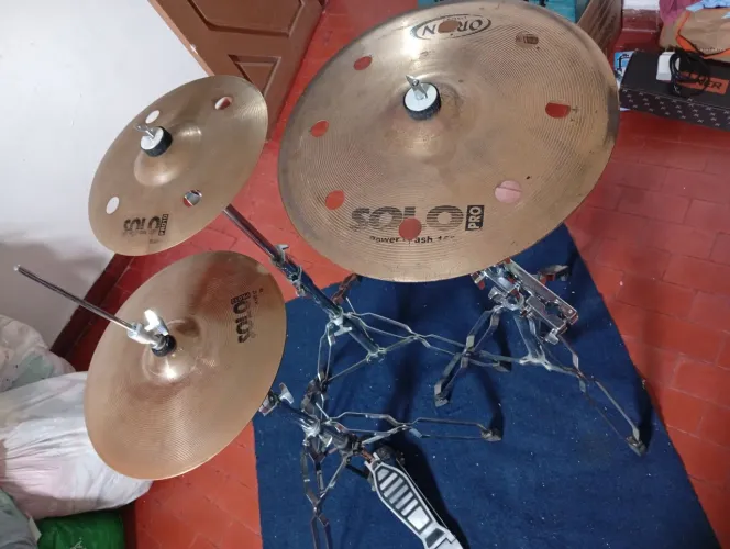 Vendo dois estandes de pratos com os pratos e uma máquina de chimbau com o chimbau usados!